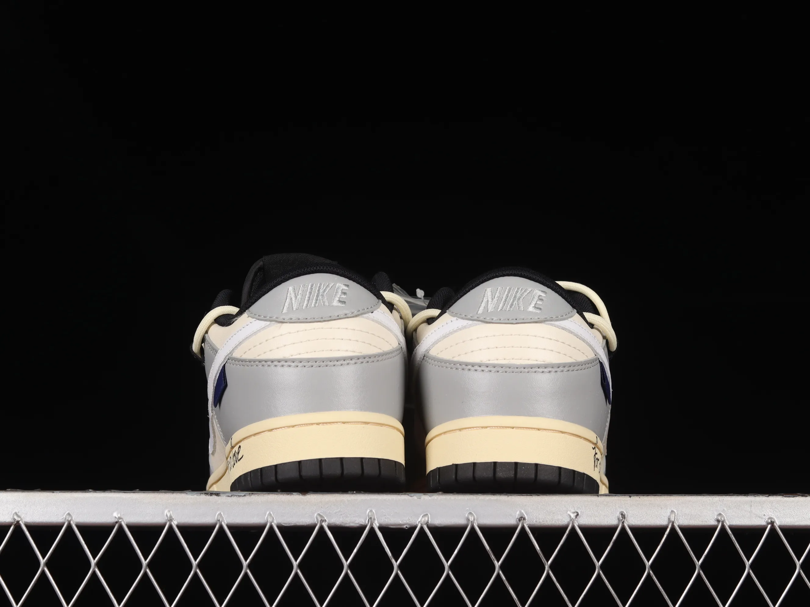 All Categories Nk SB Dunk Series Nk SB Dunk Low Low-top sneakers Nk Dunk Low Astronaut Gray and white industrial style distressed deconstructed straps dip-dyed casual sneakers DJ6188-002